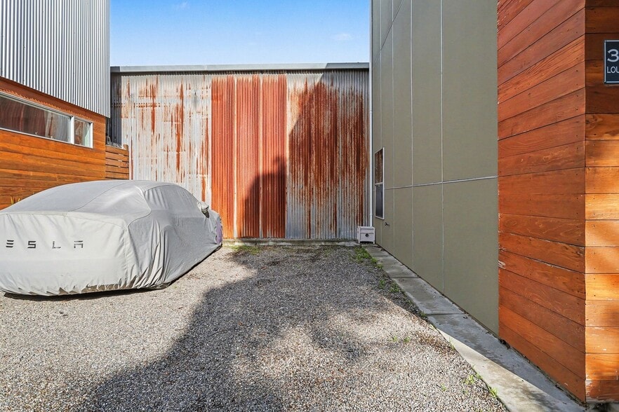 Building Photo - 3425 Louise St