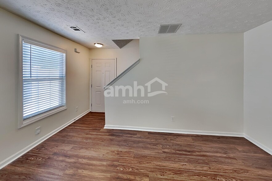Building Photo - 205 Daventry Way