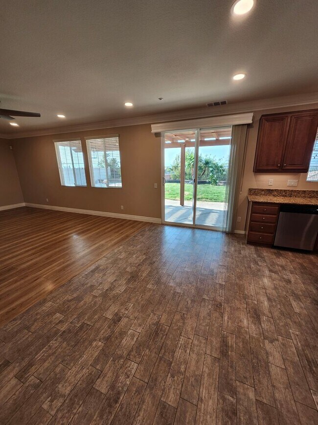 Building Photo - Luxurious 4-Bedroom View Home in Desirable...