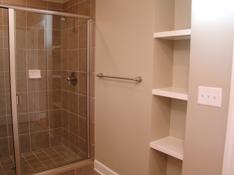 Primary ensuite bath w/ double shower - 3202 Environ Way