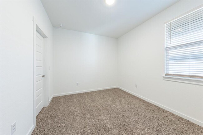 Building Photo - 2404 Tucker Ln