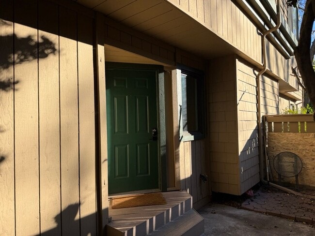 Building Photo - Well Appointed 3 Bedroom 2.5 Bath Townhome in Perfect Campbell Location!