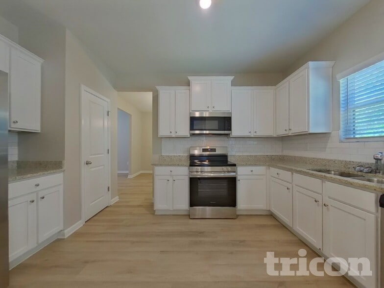Building Photo - 831 Bryson Lake Cir