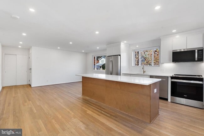 Building Photo - 618 19th St S