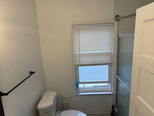 Building Photo - 647 Anderson Ave