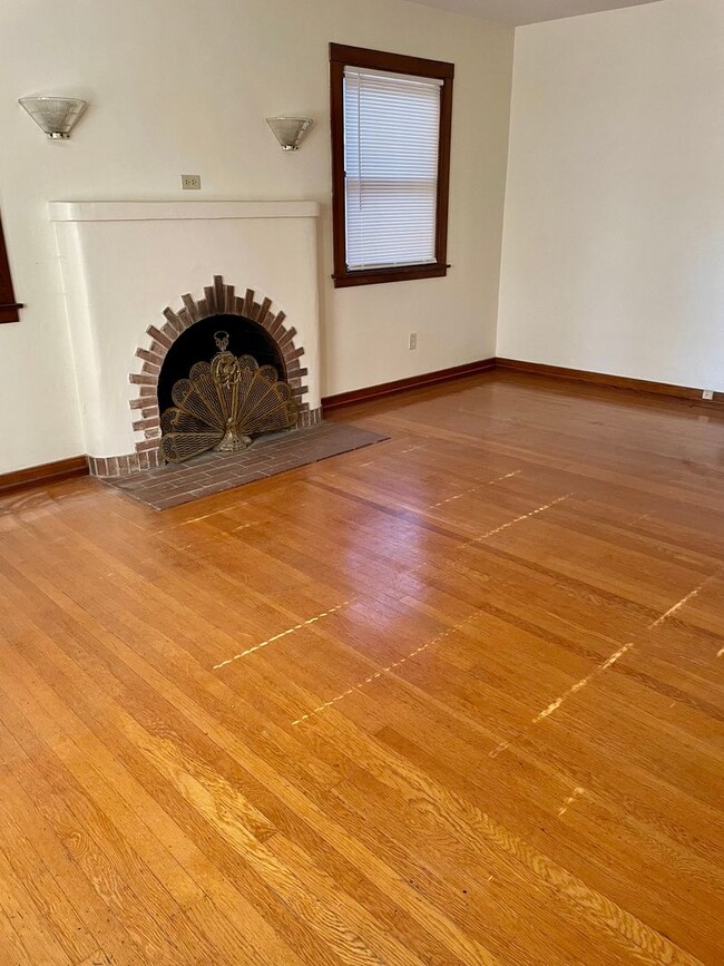 Building Photo - 2423 D St