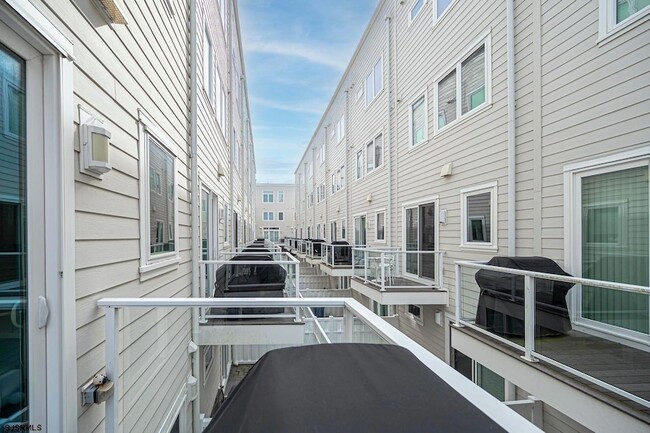 Building Photo - 112 S Weymouth Ave