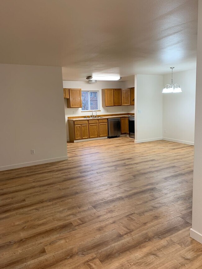 Building Photo - 3 Bdrm, 1 & 1/2 Ba | Muldoon & E 36th Ave area | ASK ABOUT HOLIDAY MOVE IN SPECIAL!!