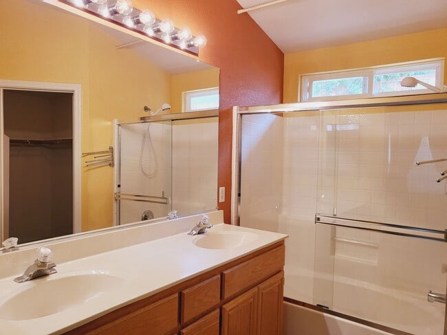 Building Photo - Very Nice Single Story Home