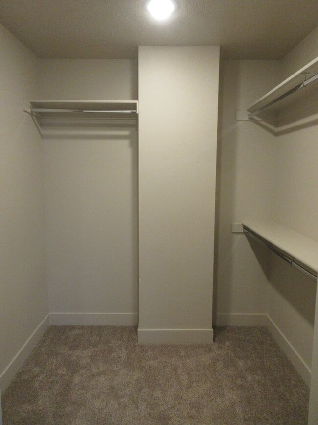 Building Photo - 3 bed 2.5 bath - Single Family Home in Crescent Hills