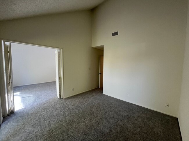 Building Photo - LOCATION! Move-in ready 2+2 w/parking, pool + balcony!