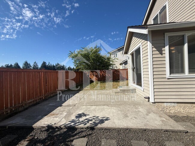 Building Photo - 6037 Sycamore Ln NE