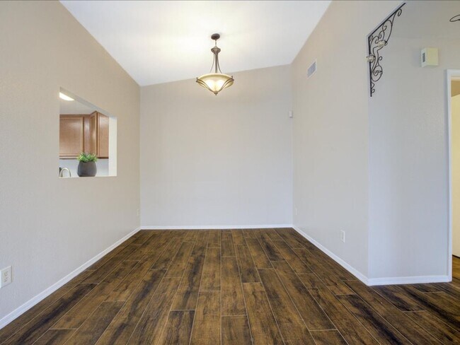 Building Photo - Modern 2 Bedroom 2 Bathroom home with comm...