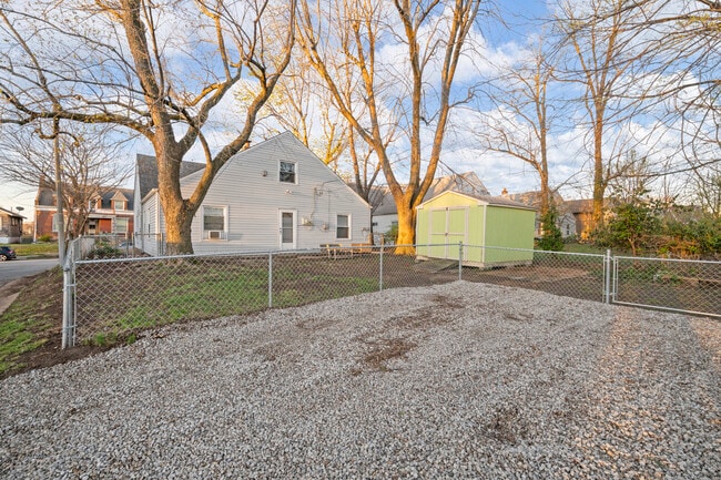 Parking pad, Fenced yard - 5903 W Park Ave
