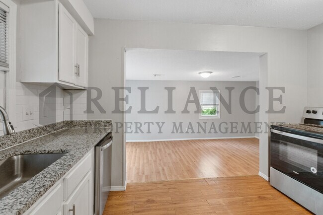 Building Photo - 1128 N Estelle St
