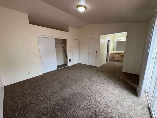 Building Photo - CHECK OUT THIS COZY 3 BEDROOM, 2.5 BATH TO...