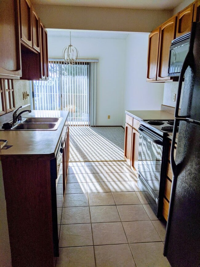 Building Photo - Charming, bright and peaceful condo close to ferries and shopping in Kingston!