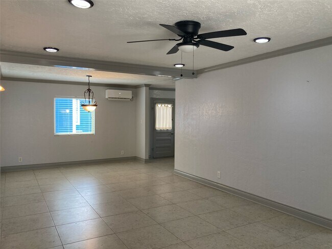 Building Photo - 1339 Idylwild St