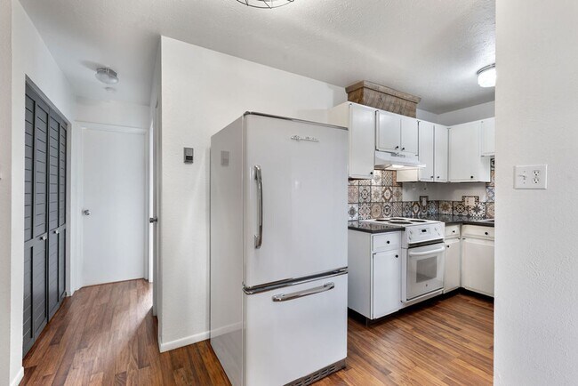 Building Photo - Charming Condo in Old Town – Prime Location!