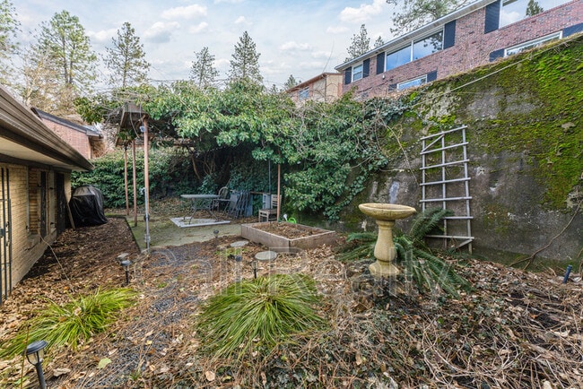 Building Photo - 827 W 11th Ave