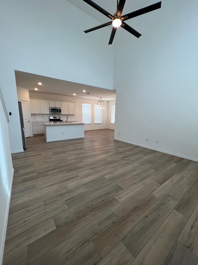 Building Photo - 1124 W Yarrow Ave