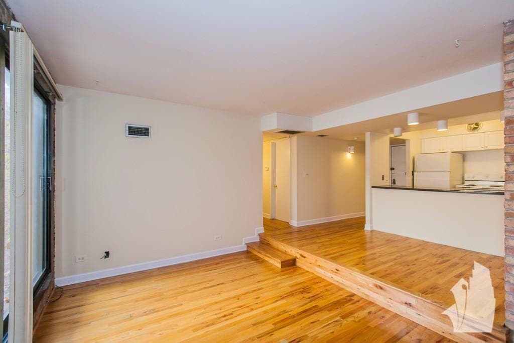 Building Photo - 1220 N La Salle Dr