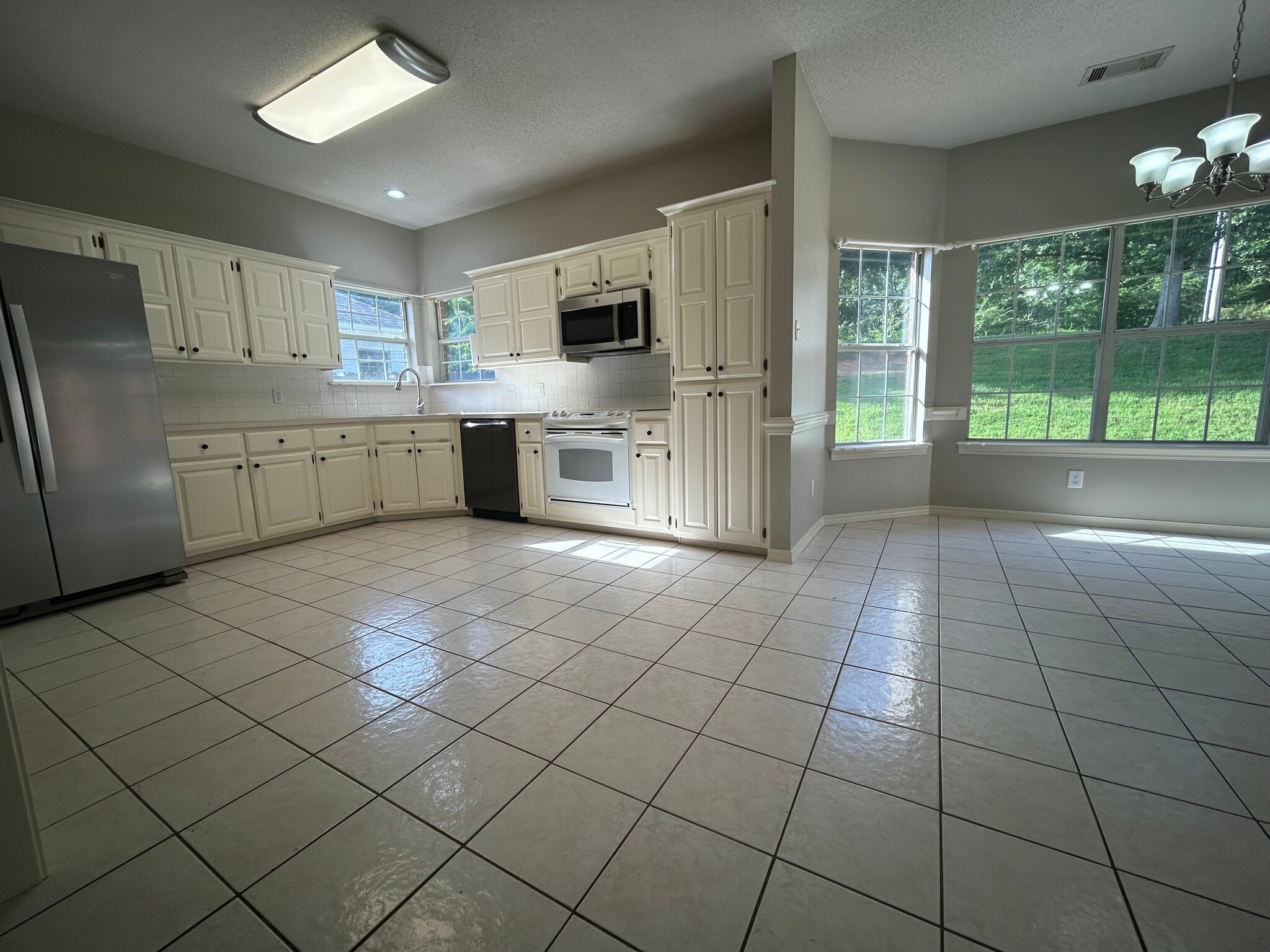 Kitchen - 8709 Canopy Oaks Dr