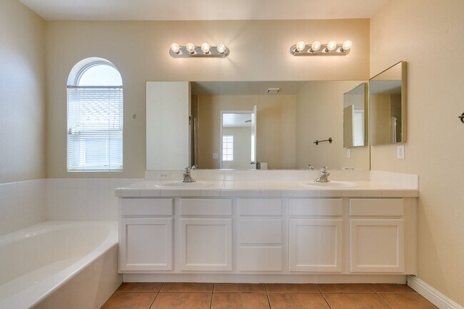 Building Photo - SUMMERLIN, SPACIOUS, 4 BED HOME WHITH A LARGE BACKYARD
