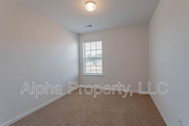 Building Photo - 30 Moorlyn Ln
