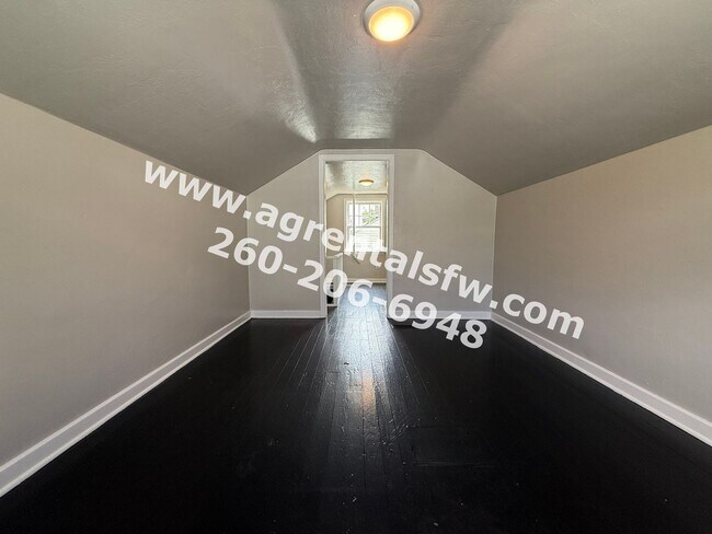 Building Photo - 2 Bedroom House