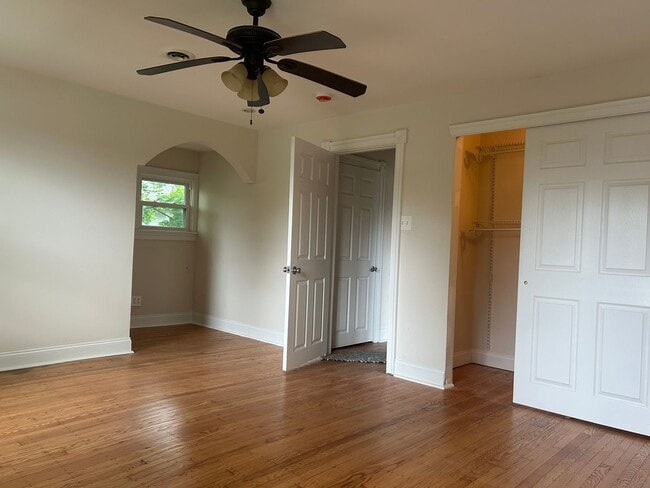 Building Photo - Renovated 2 Bed Apartment 1 block to downtown with Laundry and Central Air