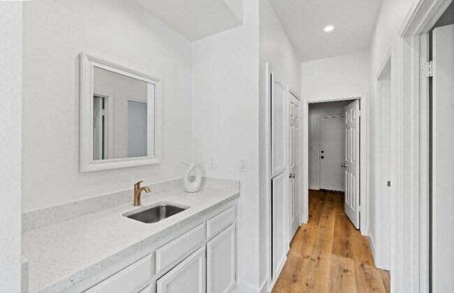 Building Photo - 351 Madrone Pl