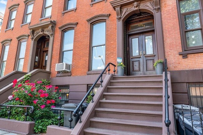 Building Photo - 252 Grove St