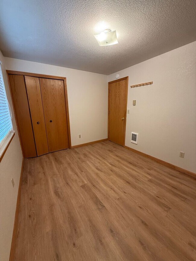 Building Photo - NE Bend Single Level 3 Bedroom / 2 Bathroom - PENDING APPLICATION