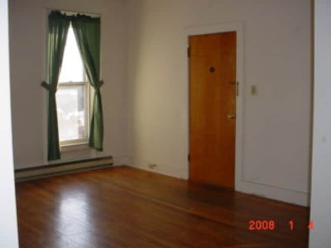 Building Photo - West Pleasant St - 004