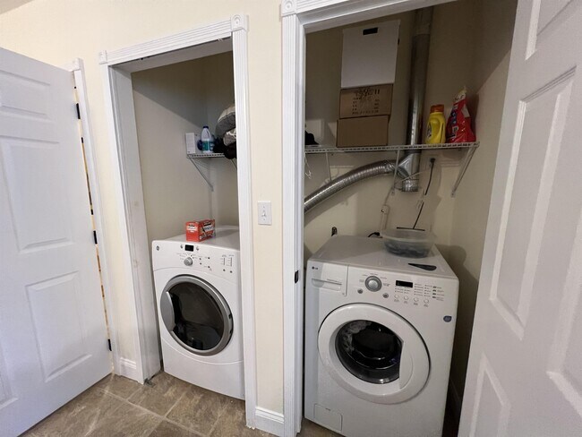 Building Photo - 241 Pine St