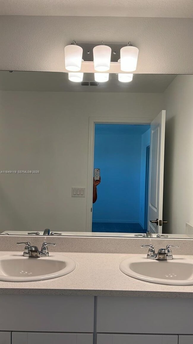 Building Photo - 2549 Penguin Blvd