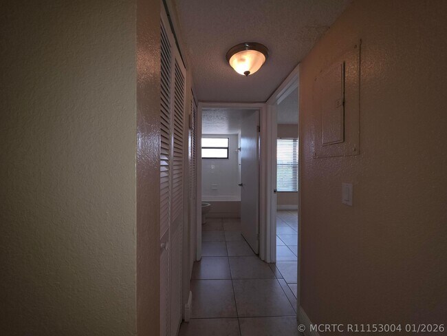 Building Photo - 1542 Lake Crystal Dr