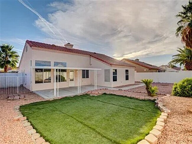 Building Photo - Beautiful single story home