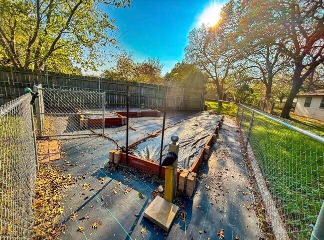 Building Photo - 105 Bluebird Cir