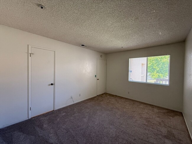 Building Photo - Centrally Located Las Palmas Upstairs Cond...
