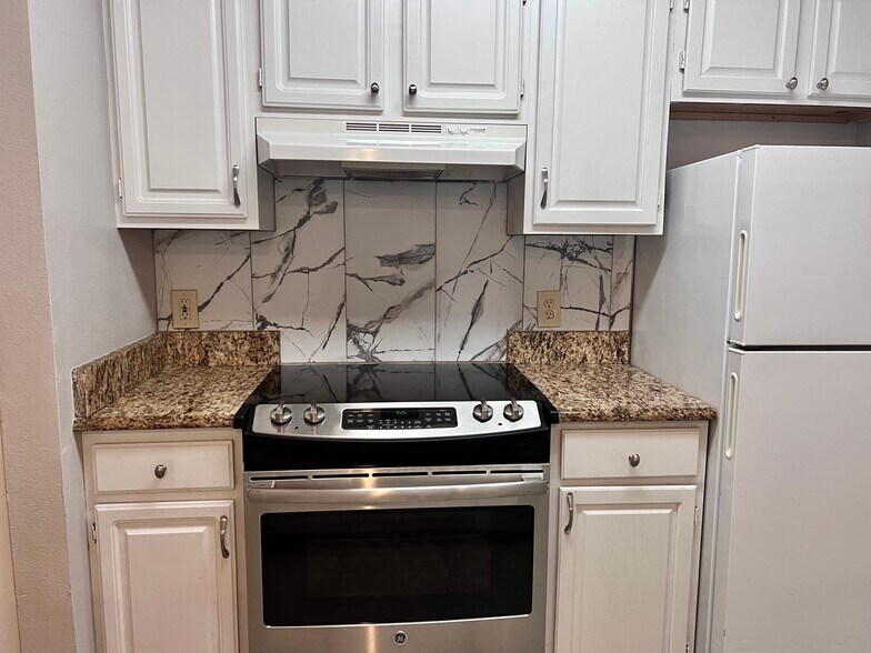 Building Photo - 1929 Summer Club Dr