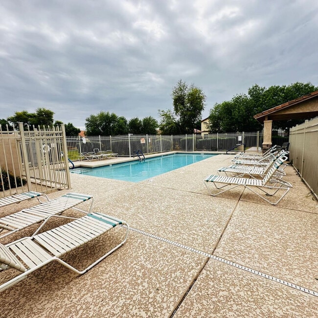 Building Photo - 949 S Racine Ln