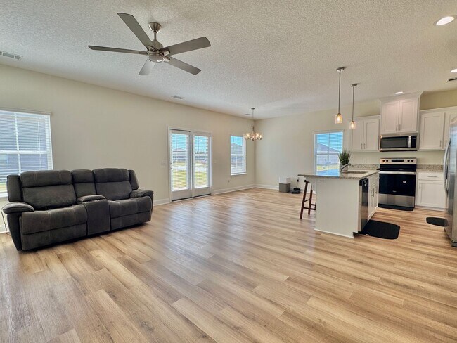 Building Photo - MOVE-IN READY! (Pet Friendly)