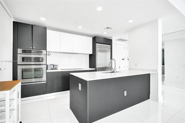 Building Photo - 1300 Brickell Bay Dr