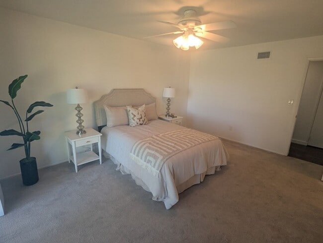 Building Photo - 3 Bed - 2 Bath House with Solar & Mountain...