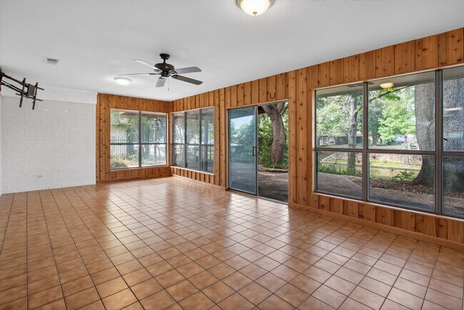 Building Photo - WATERFRONT HOME ON LAKE GRANBURY