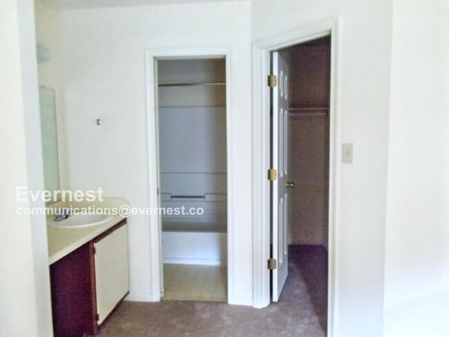 Building Photo - 105K Stratford Dr
