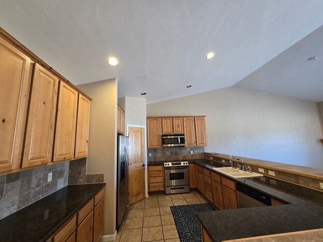 Building Photo - 215 Valley View Dr