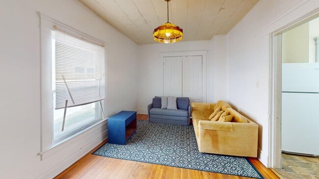 Building Photo - 717 Dewey Ave